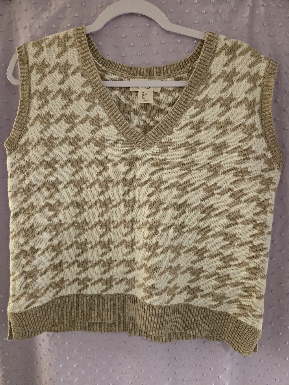 Jessica Simpson Houndstooth V-Neck Sweater Vest - Cream & Tan